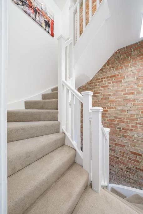 Newly Refurbished 2 Bed Flat Appartement Mill Hill Buitenkant foto